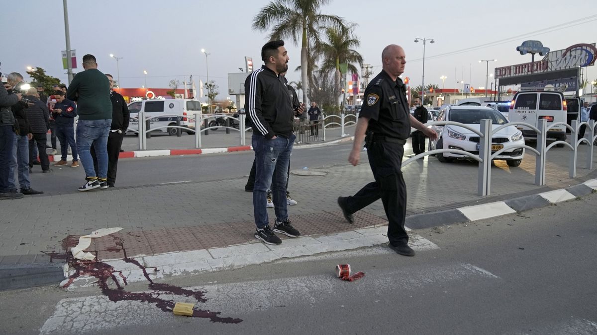 Izraelský Arab v Beerševě ubodal čtyři lidi, další zranil. Kolemjdoucí ho zastřelil